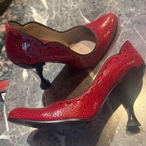 John Fluevog Audrey super rare vintage Red crackle Black shiny classic pump heel